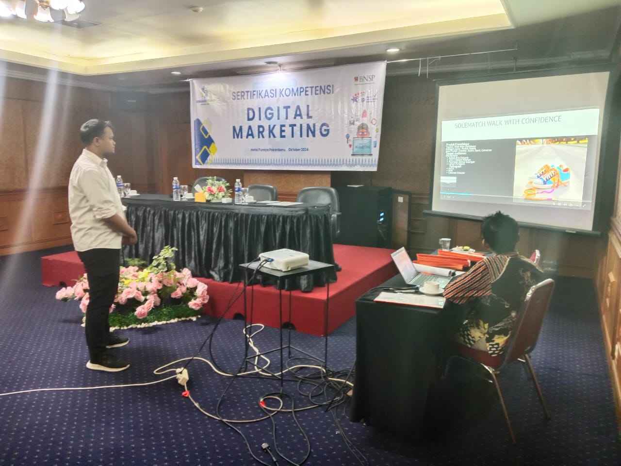 Salah seorang peserta Uji Kompetensi sedang presentasi dari project yang dikerjakan. Foto : Disnakertrans Riau